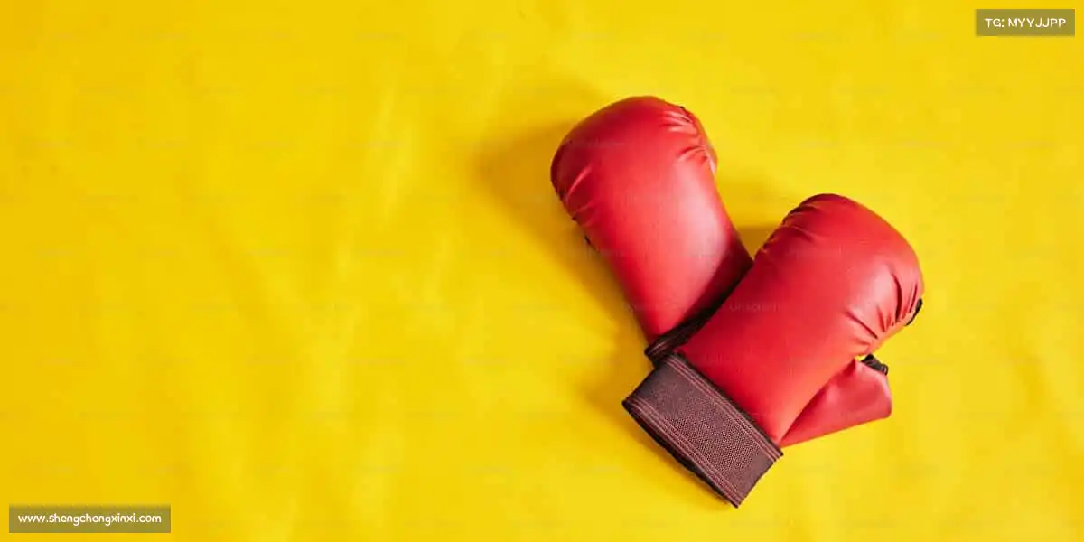 milan米兰举起杠铃,扛起梦想,每一次发力都是对自己的承诺🏋️♂️